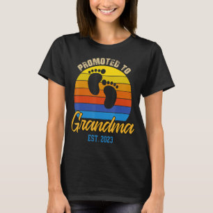 Promoted To Grandma 2023 Pregnancy Announcement Fa T-Shirt