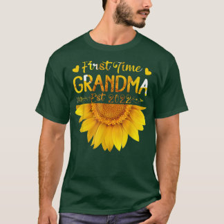 Promoted To Grandma Est 2022 First Time Grandma Su T-Shirt