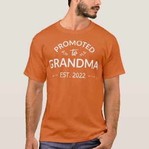 Promoted To Grandma Est 2022 II T-Shirt