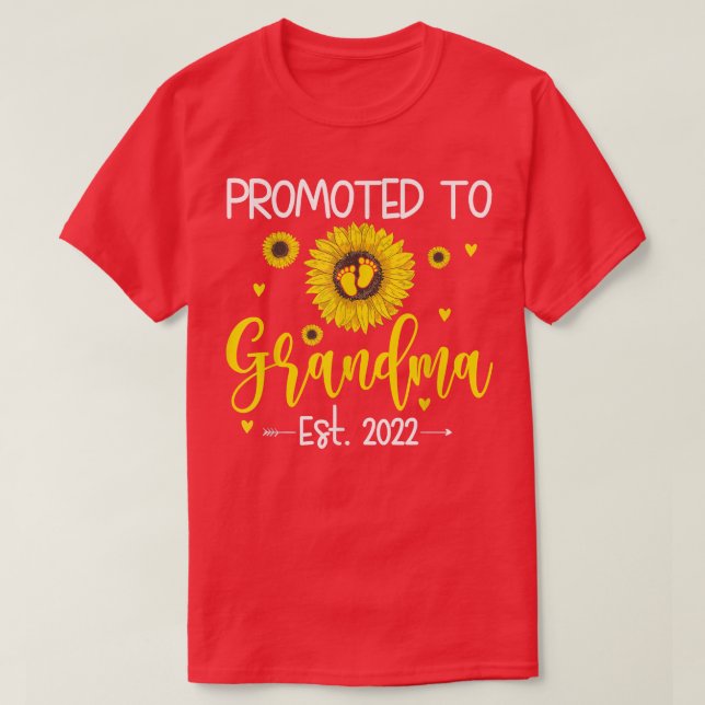 Promoted To Grandma Est 2022 Pregnancy Announcemen T-Shirt (Design Front)