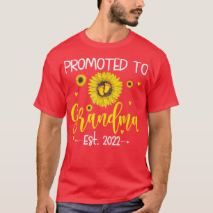 Promoted To Grandma Est 2022 Pregnancy Announcemen T-Shirt
