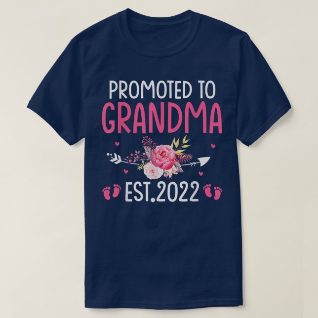 Promoted To Grandma Est 2022 Pregnancy Announcemen T-Shirt (Design Front)