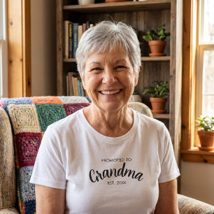 Promoted To Grandma Pregnancy Reveal Grandma Gift T-Shirt