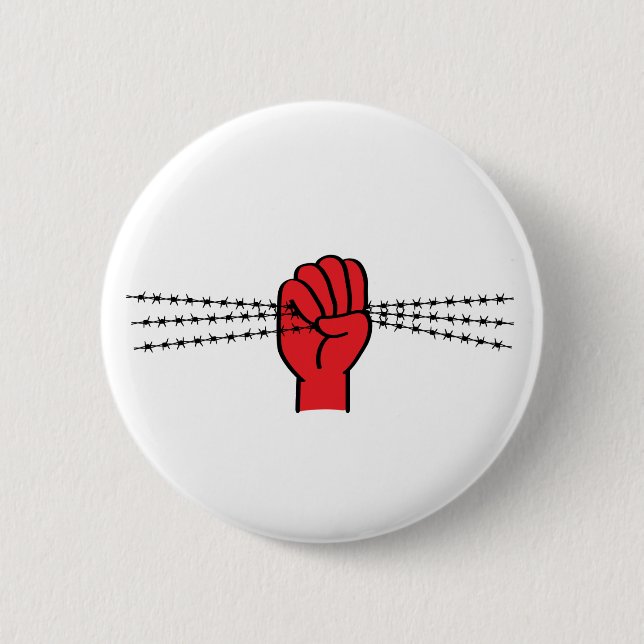 Protest symbool met prikkeldraad. Gebalde vuist.  6 Cm Round Badge (Front)