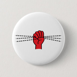 Protest symbool met prikkeldraad. Gebalde vuist.  6 Cm Round Badge