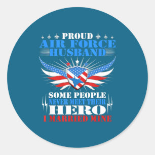 Proud air force husband - i married mine - militar classic round sticker