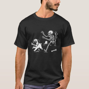 Pug Dog Running from Skeleton Fun Design for Men W T-Shirt