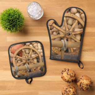 Pumpkins and Wheel of the rural wooden cart Oven Mitt & Pot Holder Set