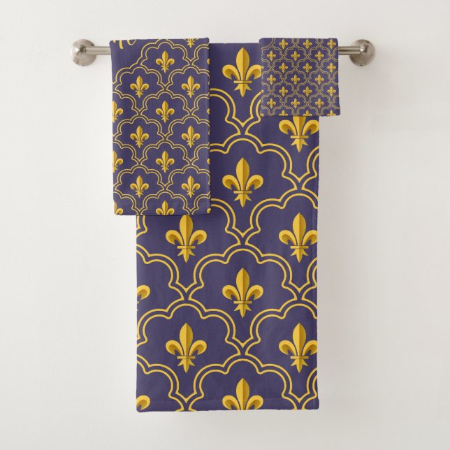 Purple and gold fleur-de-lys quatrefoil pattern bath towel set (Insitu)