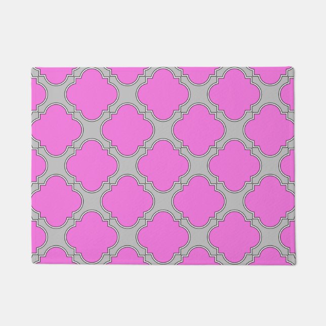 Quatrefoil pink and gray doormat (Front)
