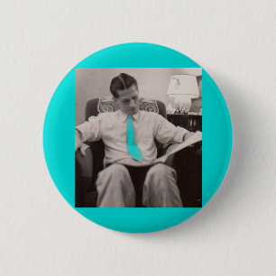 reading the paper 6 cm round badge