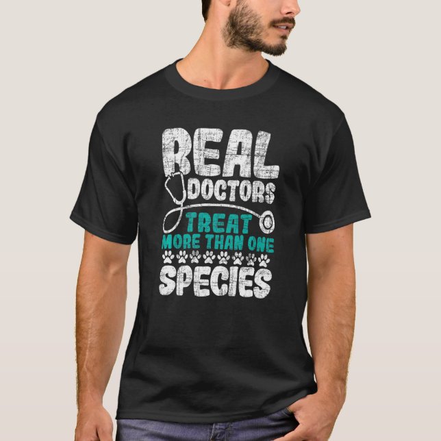 Real Doctors Treat More Than One Species  Veterina T-Shirt (Front)