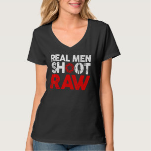 Real men shoot raw Photography cameraman photogra T-Shirt
