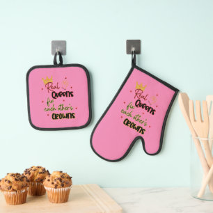 Real Queens Fix Each Other's Crowns Oven Mitt & Pot Holder Set