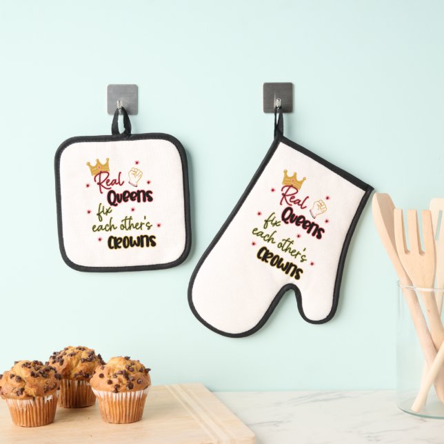 Real Queens Fix Each Other's Crowns Oven Mitt & Pot Holder Set (Insitu(Hanging))