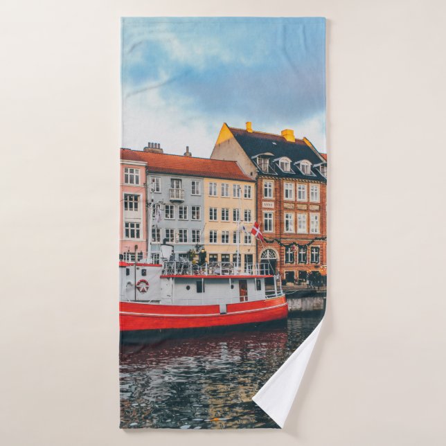 RED AND WHITE CONCRETE BUILDING BATH TOWEL (Bath Towel)