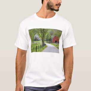 Red barn and farm house near Berlin, Ohio. T-Shirt