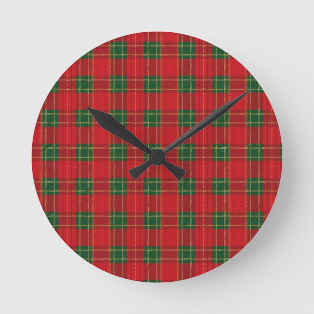 Red Christmas Plaid Pattern | Cozy Holiday Design  Round Clock (Front)