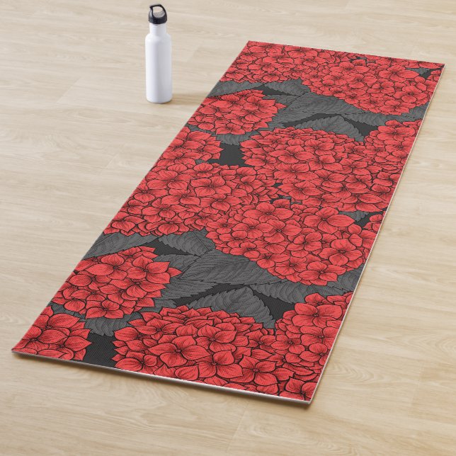Red hydrangea yoga mat (In Situ)