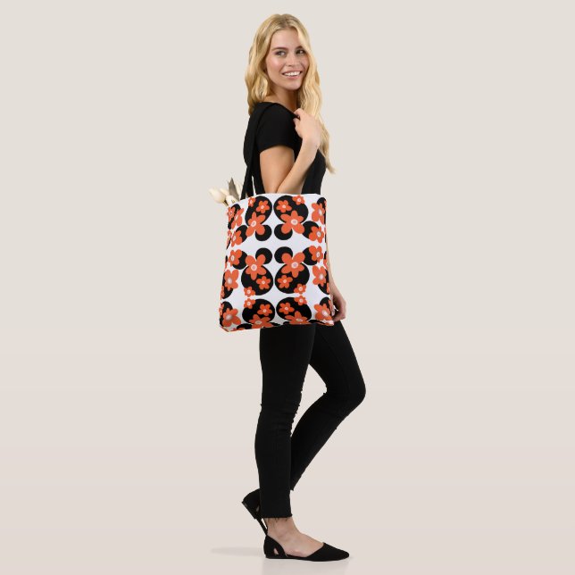 red poppies tote bag (On Model)