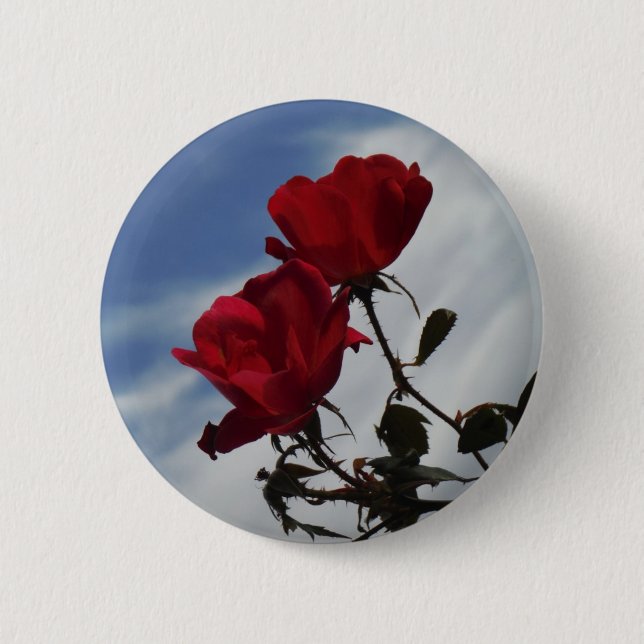Red Roses Against a Bright Blue Sky 6 Cm Round Badge (Front)