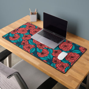 Red roses desk mat