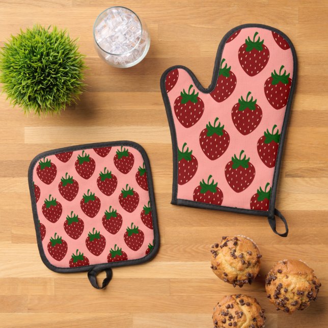 Red Summer Strawberries on Soft Pink Oven Mitt & Pot Holder Set (Top Down)