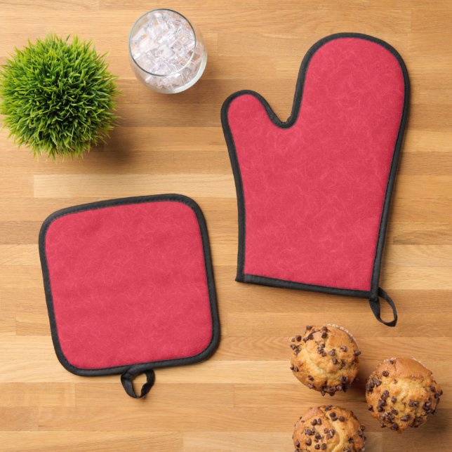 Red textured background with  swirling pattern oven mitt & pot holder set (Top Down)