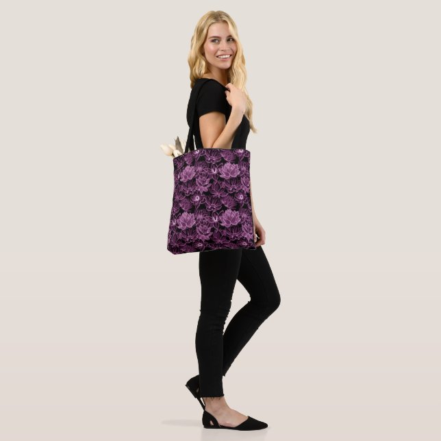 Red-violet lotus patterned tote bag (On Model)
