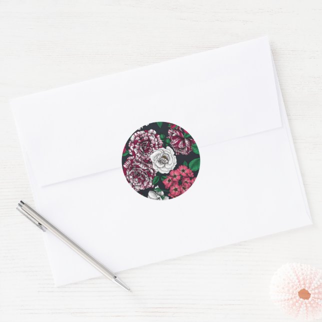 Red, white and bi-colour roses with green leaves o classic round sticker (Envelope)