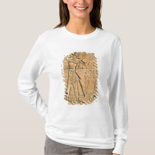 Relief depicting Tuthmosis III making an T-Shirt