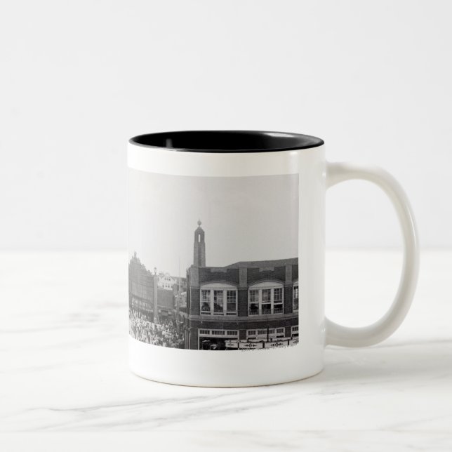 Resort tourists on esplanade Two-Tone coffee mug (Right)