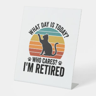 Retired Cat Vintage Sunset Funny Quote T-Shirt Des Pedestal Sign