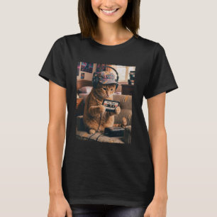 Retro 80s Cat Wearing Headphone Listening to Casse T-Shirt