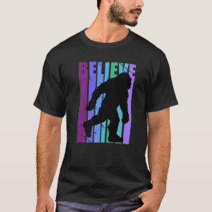 Retro Bigfoot Believe Yeti Purple Pink Graphic Des T-Shirt