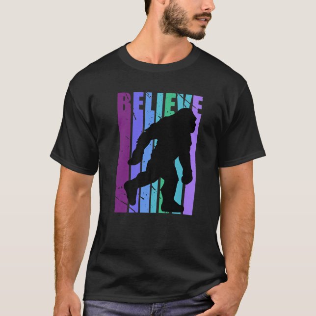 Retro Bigfoot Believe Yeti Purple Pink Graphic Des T-Shirt (Front)
