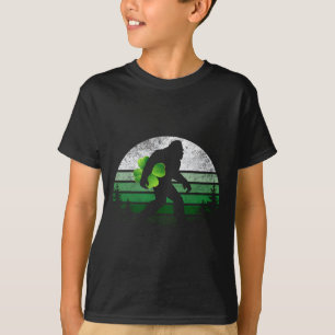 Retro Bigfoot Sasquatch Shamrock St Patricks Men B T-Shirt