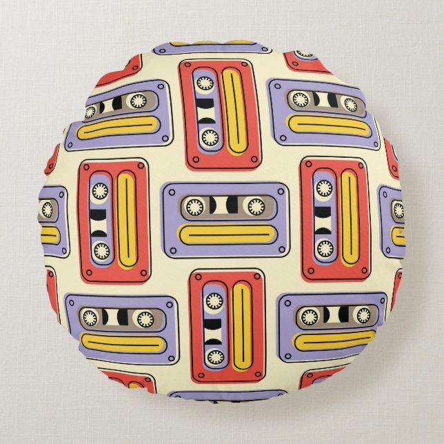 Retro cassette tapes: seamless pattern. round cushion (Front)