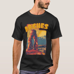 Retro Delicate Arch Arches National Park Utah Hiki T-Shirt