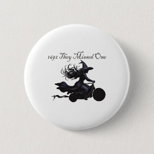 Retro Girls Trip Salem 1692 They Missed One Witch  6 Cm Round Badge