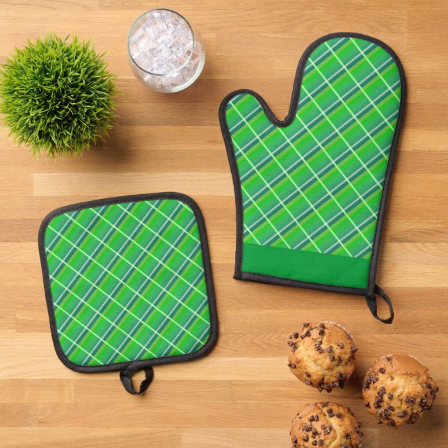 Retro Green White Horizontal Plaid Pattern Oven Mitt & Pot Holder Set (Top Down)