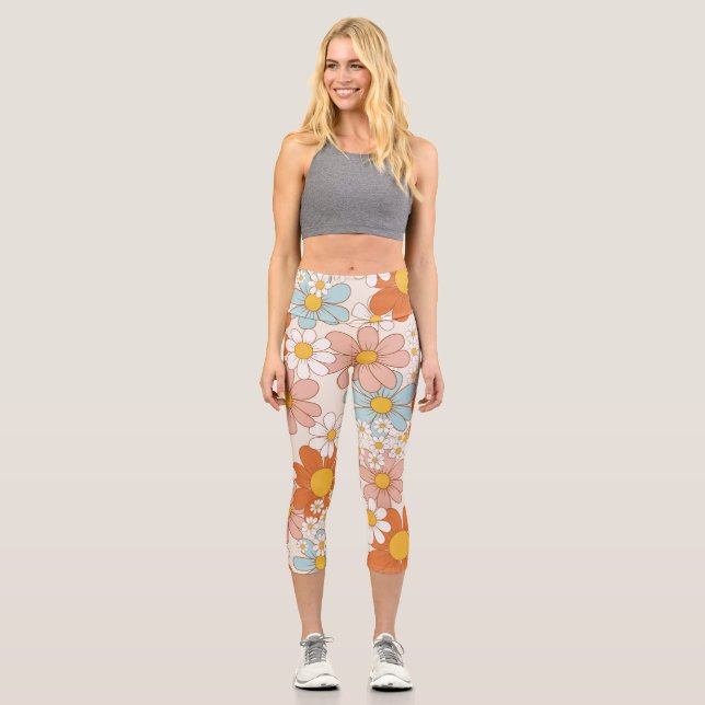 Retro Groovy Floral Daisy Seamless Pattern Capri Leggings (Front)