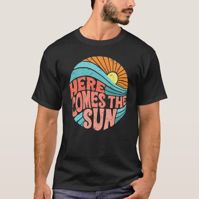 Retro Rainbow Sunrise Here Comes The Sun Hippie Gi T-Shirt (Front)