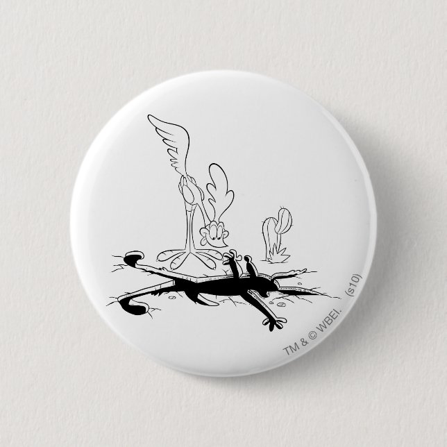 ROAD RUNNER™ and WILE E. COYOTE™ Shaped Hole 6 Cm Round Badge (Front)