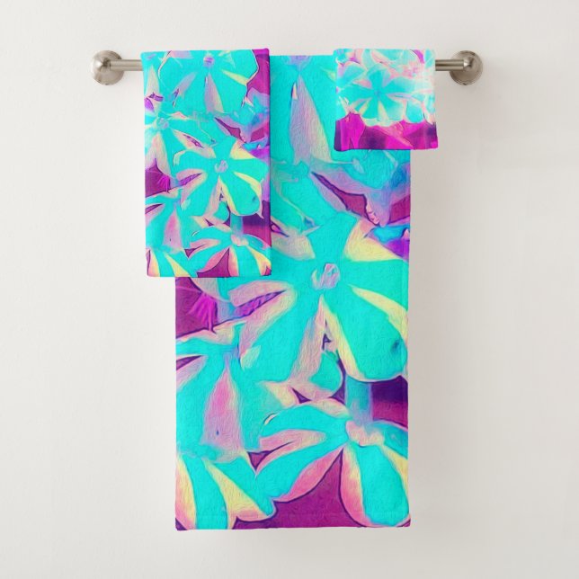 Robin's Egg Blue Peppermint Twist Phlox Flowers Bath Towel Set (Insitu)