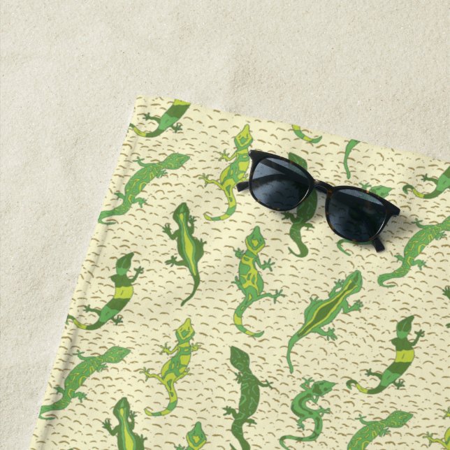 Rock Climbing Geckos on yellow - seamless pattern. Beach Towel (In Situ)