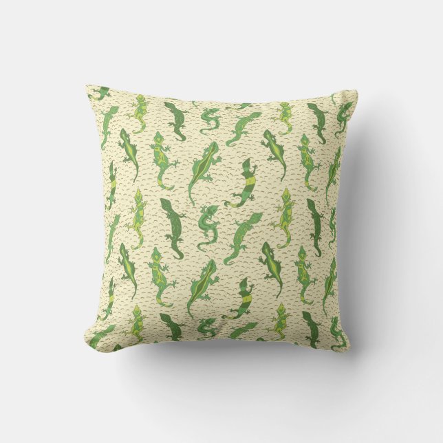 Rock Climbing Geckos on yellow - seamless pattern. Cushion (Front)