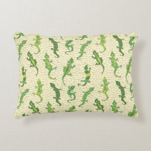 Rock Climbing Geckos on yellow - seamless pattern. Decorative Cushion