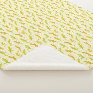 Rock Climbing Geckos on yellow - seamless pattern. Sherpa Blanket