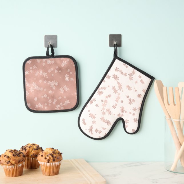 Rose Gold Holiday Snowflakes  Tree Christmas Oven Mitt & Pot Holder Set (Insitu(Hanging))